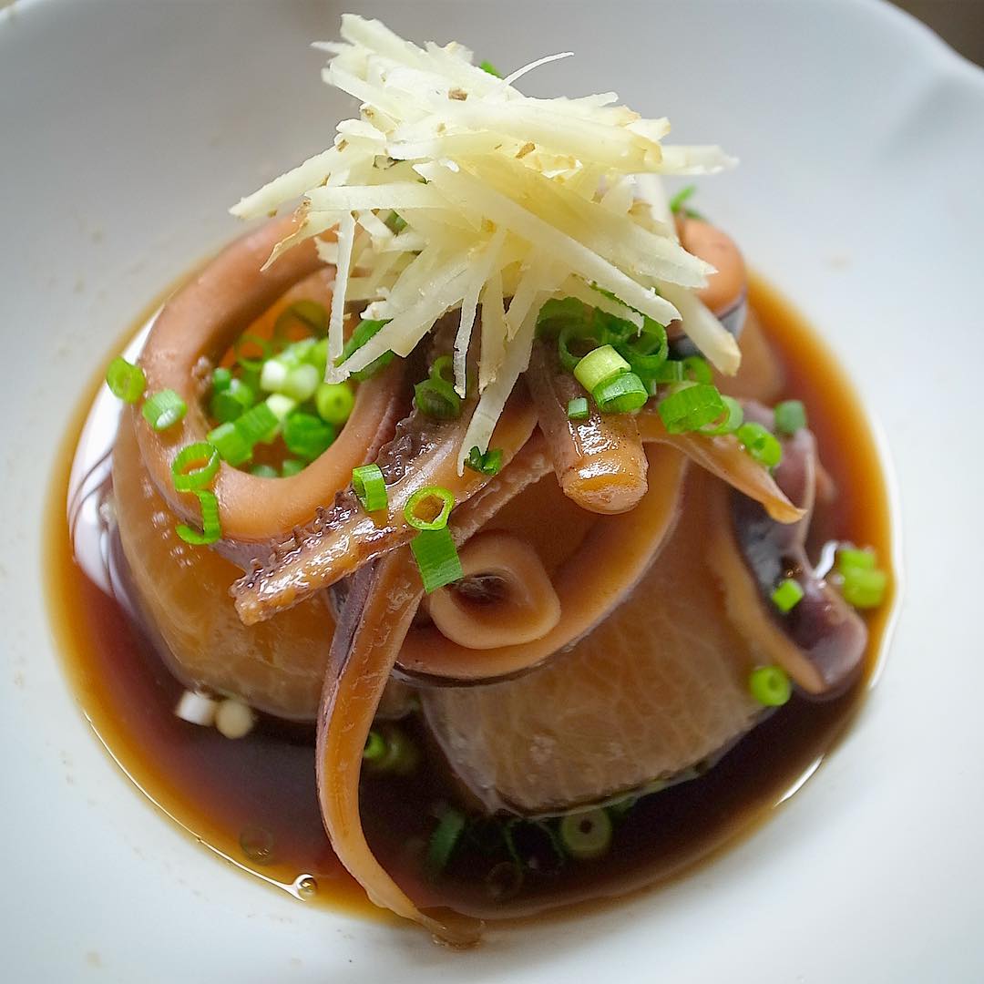 さてと今夜のおススメあったかメニューは6年ぶりの登場！「イカ大根」！ぷりぷりイカの食感と旨味そして独特の風味…旬のみずみずしい大根にしっかり沁み渡りますよ！と、甘辛〜く煮付けました！おなじみお袋のお味は金曜の夜、ぜひご賞味くださいね！（お）