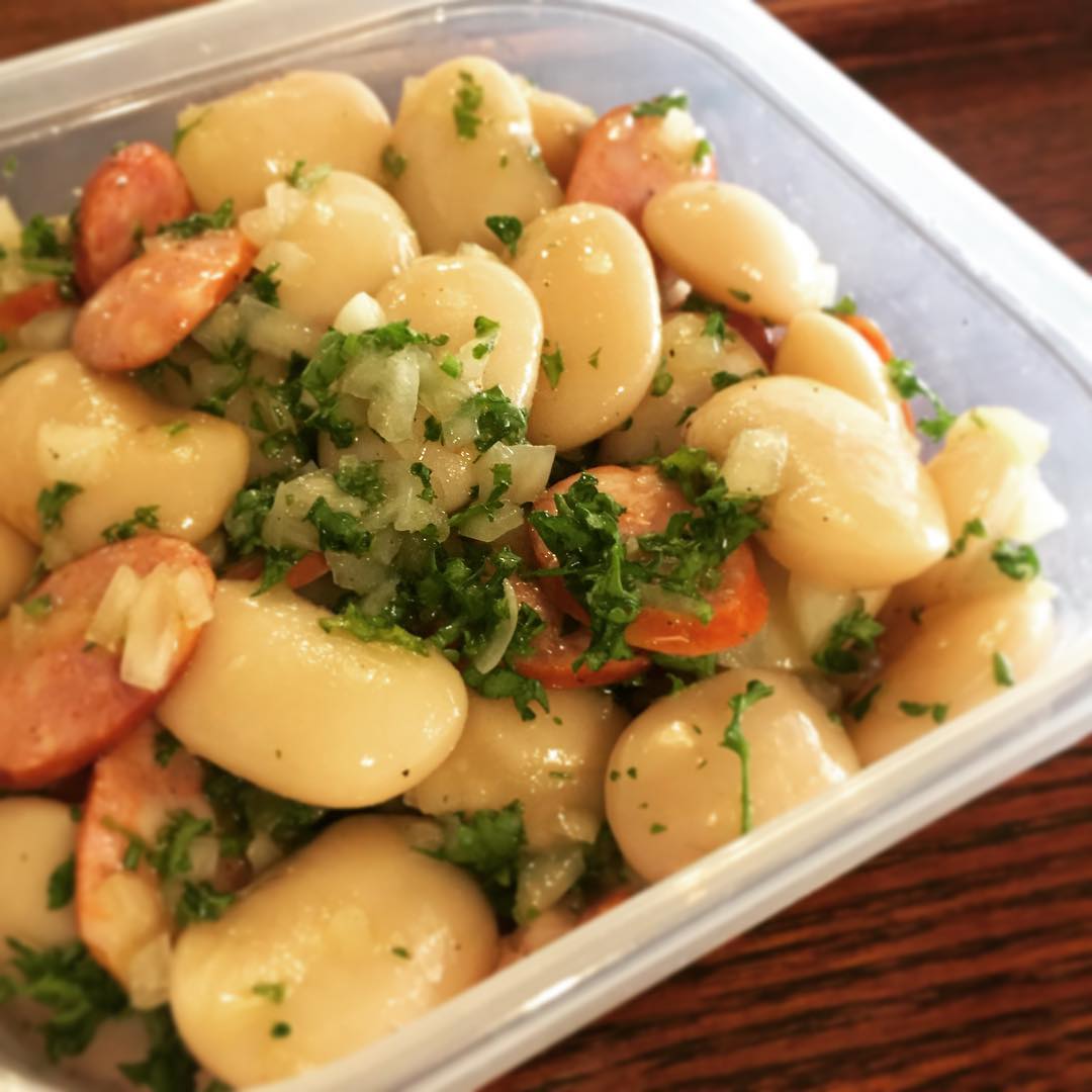 豆を煮ることを覚えたのは、お店を始めてからです。
まあ、お店を始めてから覚えたことだらけなんですが、花豆を始めて煮た時に、ものすごくグズグズにしてしまったのは鮮明に覚えております。
このいんげん豆とチョリソーのマリネは、豆を煮るところが勝負の決め手。煮過ぎても固すぎても美味しくない、豆の旨味が出てるけど柔らかすぎないところで煮上げたい。あとはマイスタームラカミの美味しいチョリソーとマリネすること、生パセリをたっぷり使うこと。ぜひ食べてみてくださいね。（麻）