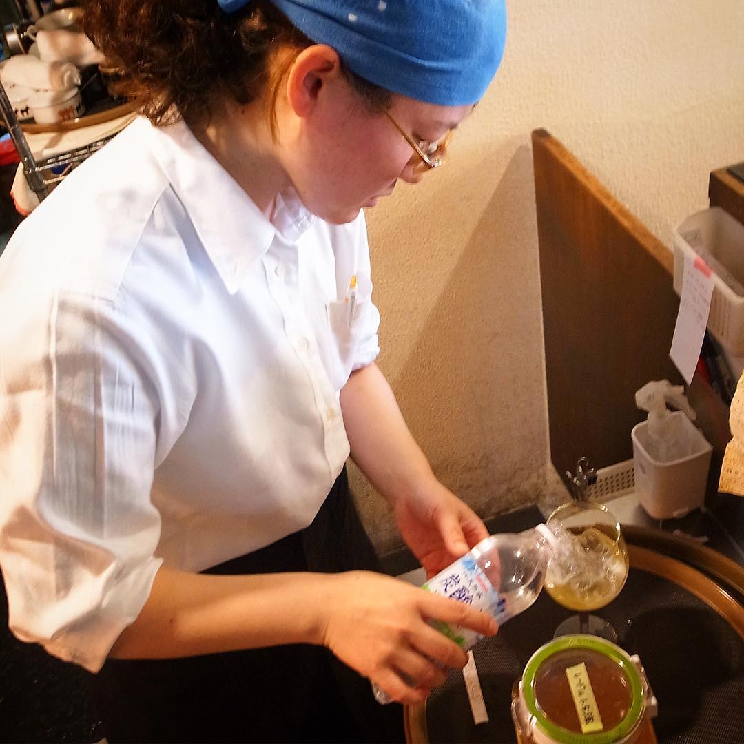 さてとはじまっております日曜のランチ！と、セットドリンクには「自家製はちみつレモン」なんてのもございますよと、喉にも風邪にもよさそうね！とすかっとソーダ割り、もちろんあったかお湯割りもおススメですよ！（お）