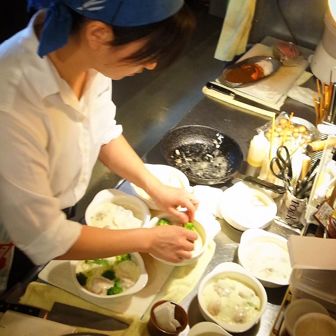 さてさて日曜日は日も傾いて、そろそろ夕ごはんも気になる時間？と、午後は店長ミヤザキ、「チキンとブロッコリーのマカロニグラタン」の仕込みに余念なし！今夜もあつあつおいしいよ！（お）