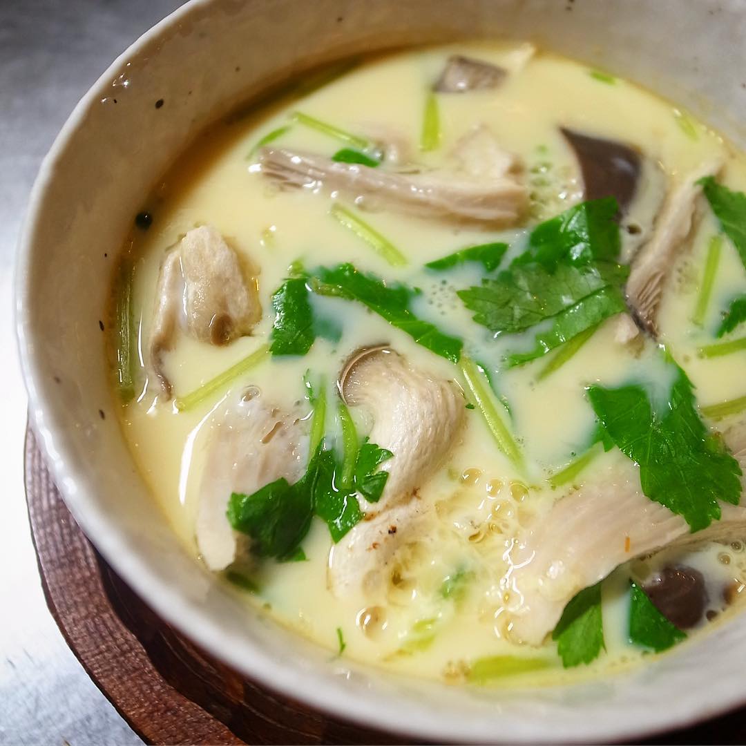 いやそれにしても東京も冷えますねと金曜の夜！今夜のおススメはもちろんあつあつ！「自家製茶わん蒸し」！ぷりぷりエビにぎんなん、今夜のきのこはしっかり旨味とボリュームのあわび茸！三つ葉を合わせたら、蒸し立て熱々やけどに注意してどうそ！（笑）（お）