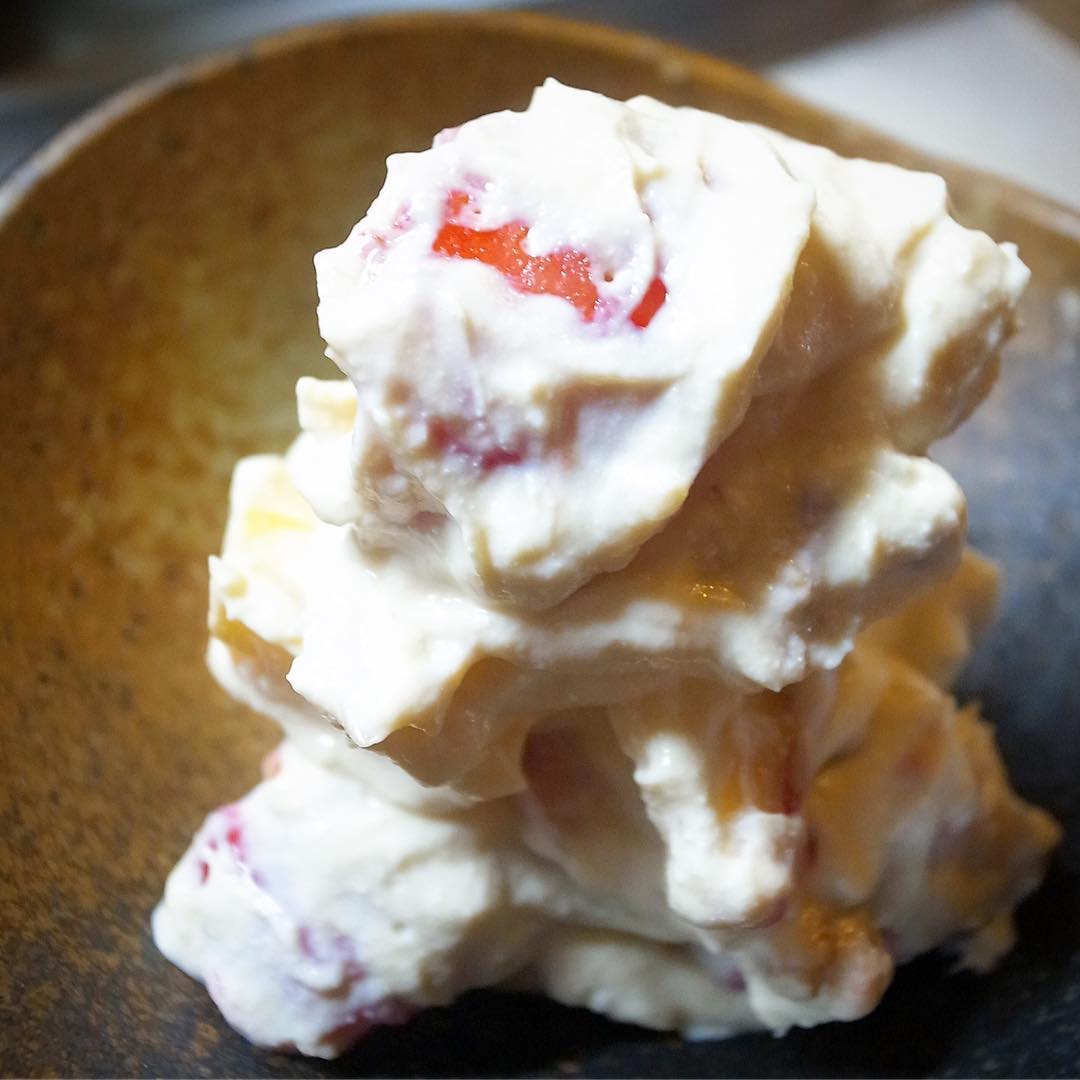 さらに今夜のちょっと気の利いた（？）前菜は「いちごと柿、くるみの白あえ」！さわやかないちごの酸味にしっかり柿の甘味、くるみの風味と食感がしっとりなめらかごま風味、デザートみたいな白あえですよ！（お）