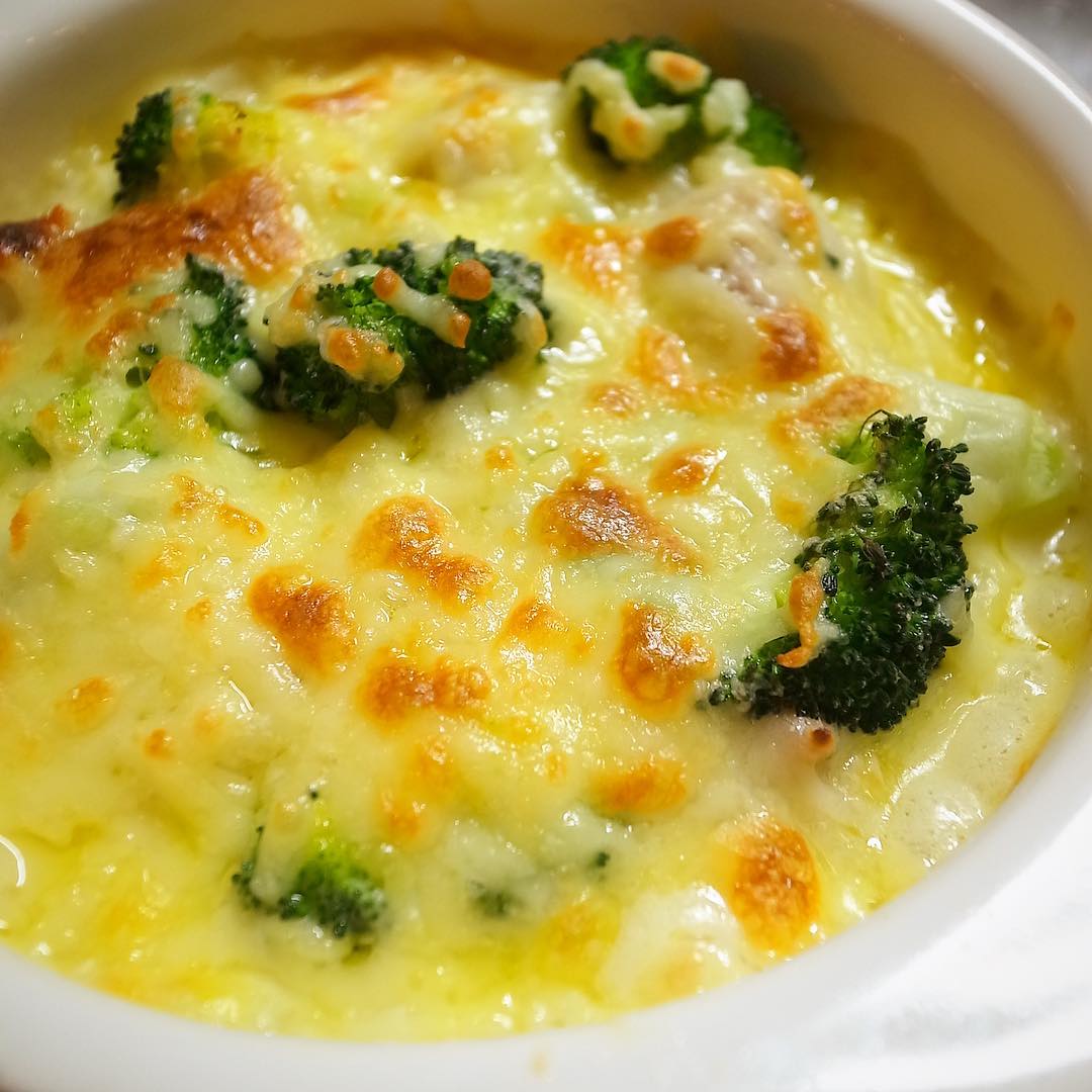 って、そんなグラタンは「チキンとブロッコリーのマカロニグラタン」あつあつ出来上がりはこちら！いやーん、ワタクシもたべたいわ〜！（お）