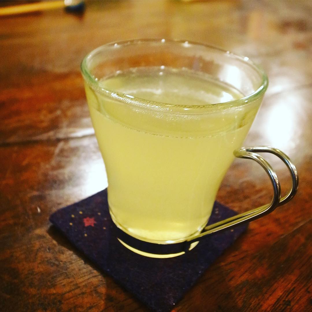 さてと風邪も流行ってますなと当店季節のシロップは今夜登場！「はちみつ花梨」！今回はキッチンスタッフのトミーちゃんと店長ミヤザキが漬けてくれましたが、これが思いがけず甘く華やかな花梨の風味がよく出てます！お湯割りで喉にもイイネ！ぜひ！（お）