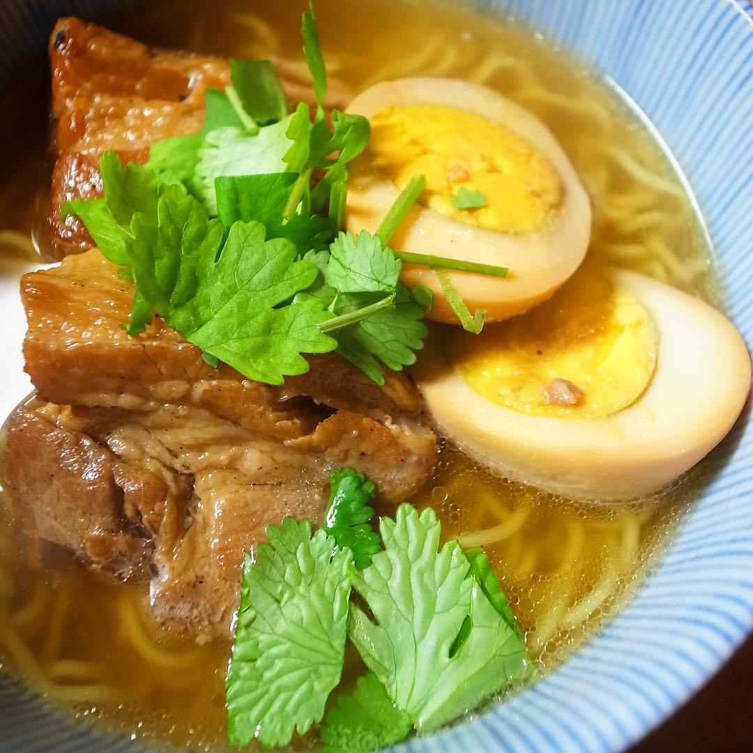 キタッ！店長ミヤザキ謹製「ベトナム風角煮ラーメン」！鶏豚椎茸昆布のあわせ出汁に塩と醤油とナンプラーで味を整えたすっきり旨味満点スープにざっくり茹でた細ちぢれ麺をあわせたら、もちろんドカンとベトナム風角煮と煮玉子コンビ！パクチーを散らして出来上がりっ！あー！スープの一滴まで余すとこなくどうぞ〜〜！（笑）（お）
