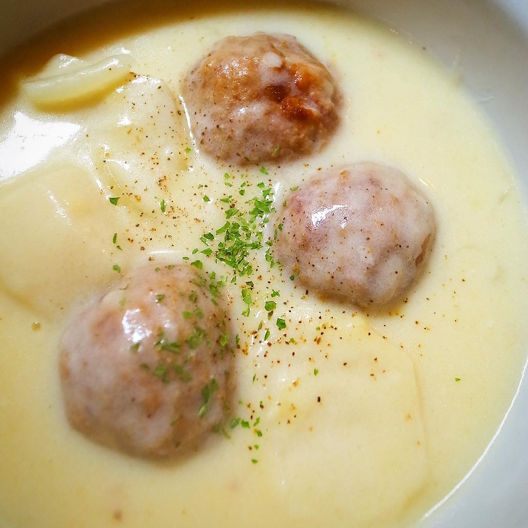 当店今年初営業！と土曜日の夜！今夜のおススメは久しぶりの登場！「里芋と肉だんごのクリームシチュー」！寒い夜にはやさしいお味がなによりのごちそうですな！ぜひ！（お）