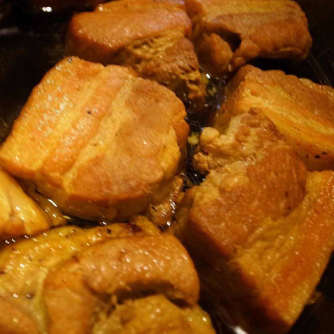 と、昨日ナベさんがじゅうっと焼いてた肉のカタマリ、今日には角煮になりましたよ！（お）