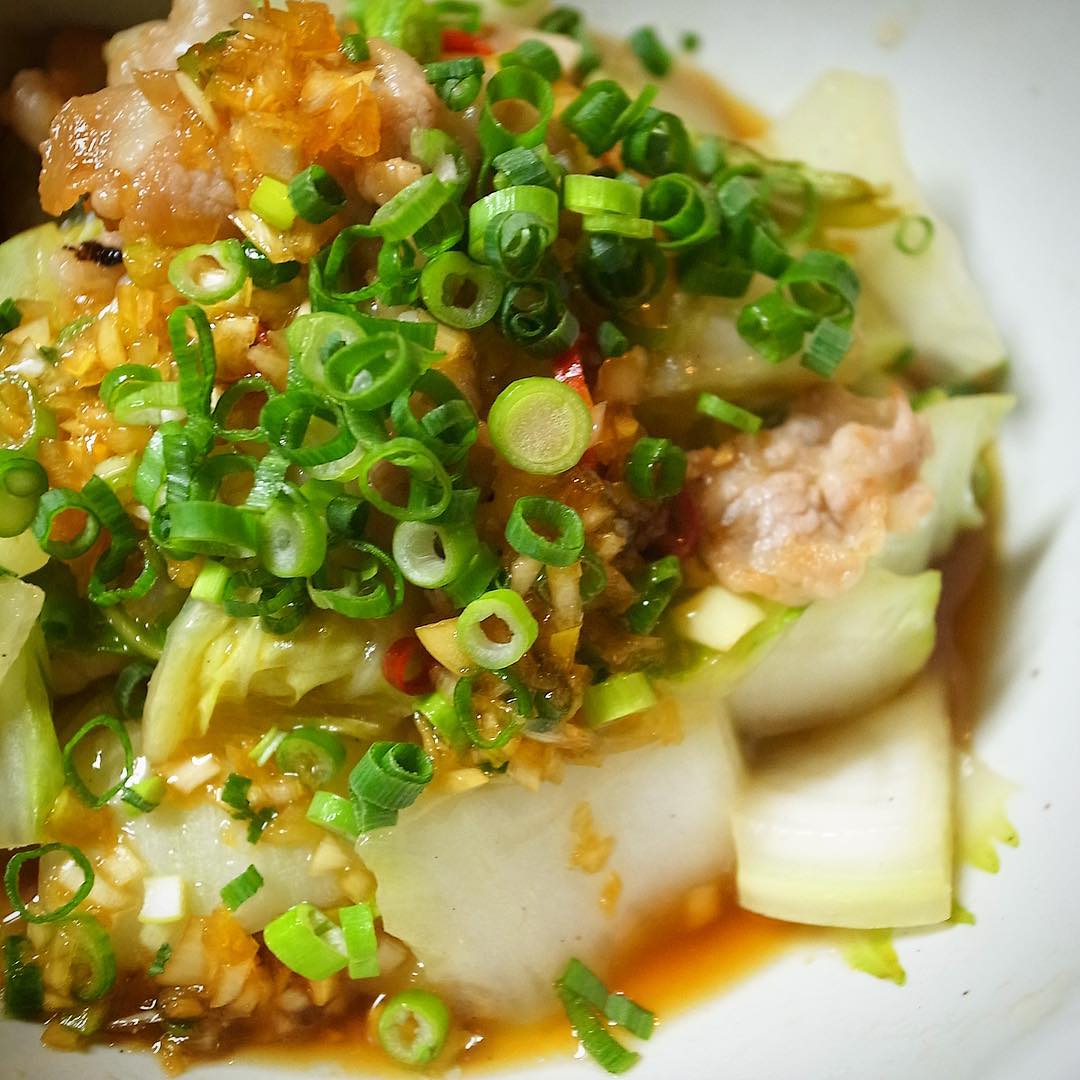 あー、ラーメン画像早くアップしないかな！って待ってる方も多いかな？と（じらしてる訳じゃありませんが）、今夜久しぶりの登場は「白菜と塩豚の酢蒸し」！特性中華香味だれでさっぱりどうそ！（お）