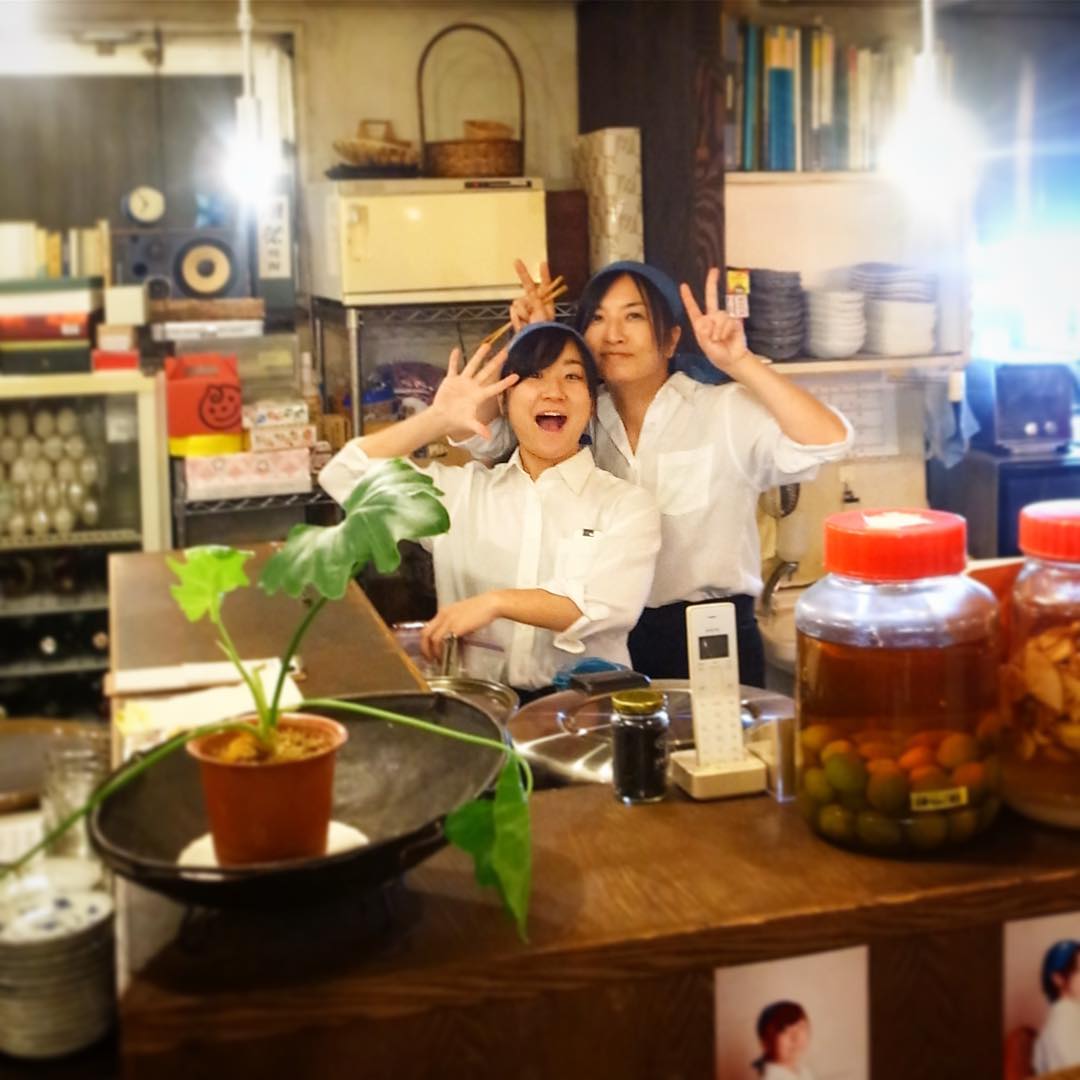 あー、金曜の夜。実にのんびりはじまっておりますが、みなさんいかがお過ごしでしょうか？先日店長ミヤザキ、カウンタ上をちょっと片付けて、キッチンからの見晴らしがよくなってますよと、今年初出勤の大学生スタッフのやぎちゃんといっしょにパチリ。みなさんのご来店心よりお待ちしております！（お）