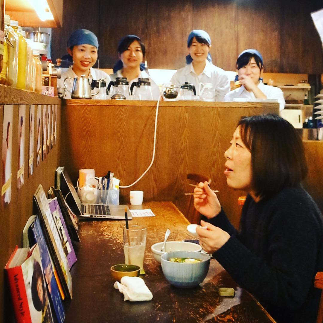 昨夜シフトに入った時から新作ラーメンを虎視眈々と狙っていたのはホールスタッフのいのっち！今夜はお客としてご来店は他のスタッフに先駆けて自腹で「ベトナム風角煮ラーメン」をお召し上がりっ！（笑）羨ましさを隠しもせず見守るスタッフをバックに、さあ遠慮なくどうぞ！（笑）（お）