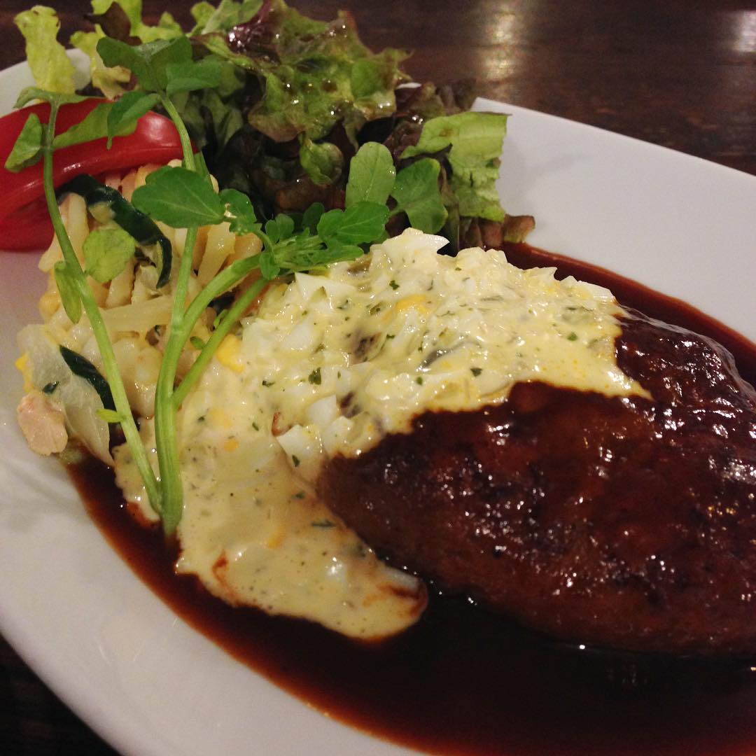 今日のまかないは「ハンバーグ タルタルソース定食」です。
最近、縄跳びを始めました。昨日は二重跳びがやっと4回…いつまで続くかなぁ？(い)