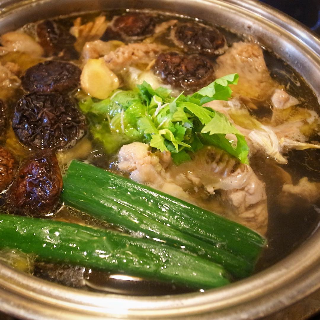 別の大鍋では豚に鶏ガラ、椎茸、昆布に香味野菜でじっくり旨味のスープですな！（お）