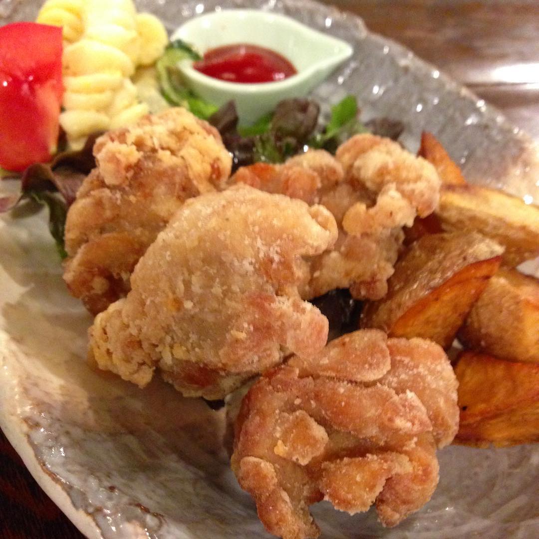 今日のまかないは「鶏のからあげとポテトフライ定食」です。
おとといも家でからあげを作ったのにまた食べたくなる。コンビニに行くとつい買ってしまう。からあげ大好きです。(い)