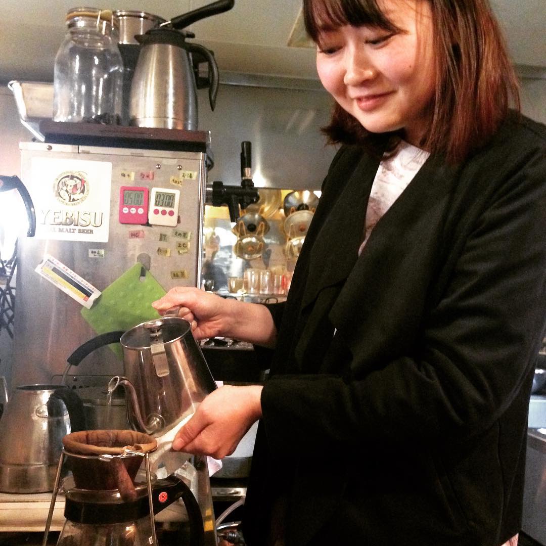 かつて使っていたリトスタ手ぬぐいご持参でお昼を食べに来てくれました笑。お客さんで来てくれたのに、ご飯の後片付けやらお箸を並べてくれたりやら…体が覚えてますね^_^。
尊敬の先輩スタッフ、ささぽんです。
変わってなくてとっても嬉しい。まかない時間、ささぽんのおもしろ話がいろいろ聞けそうです^_^。