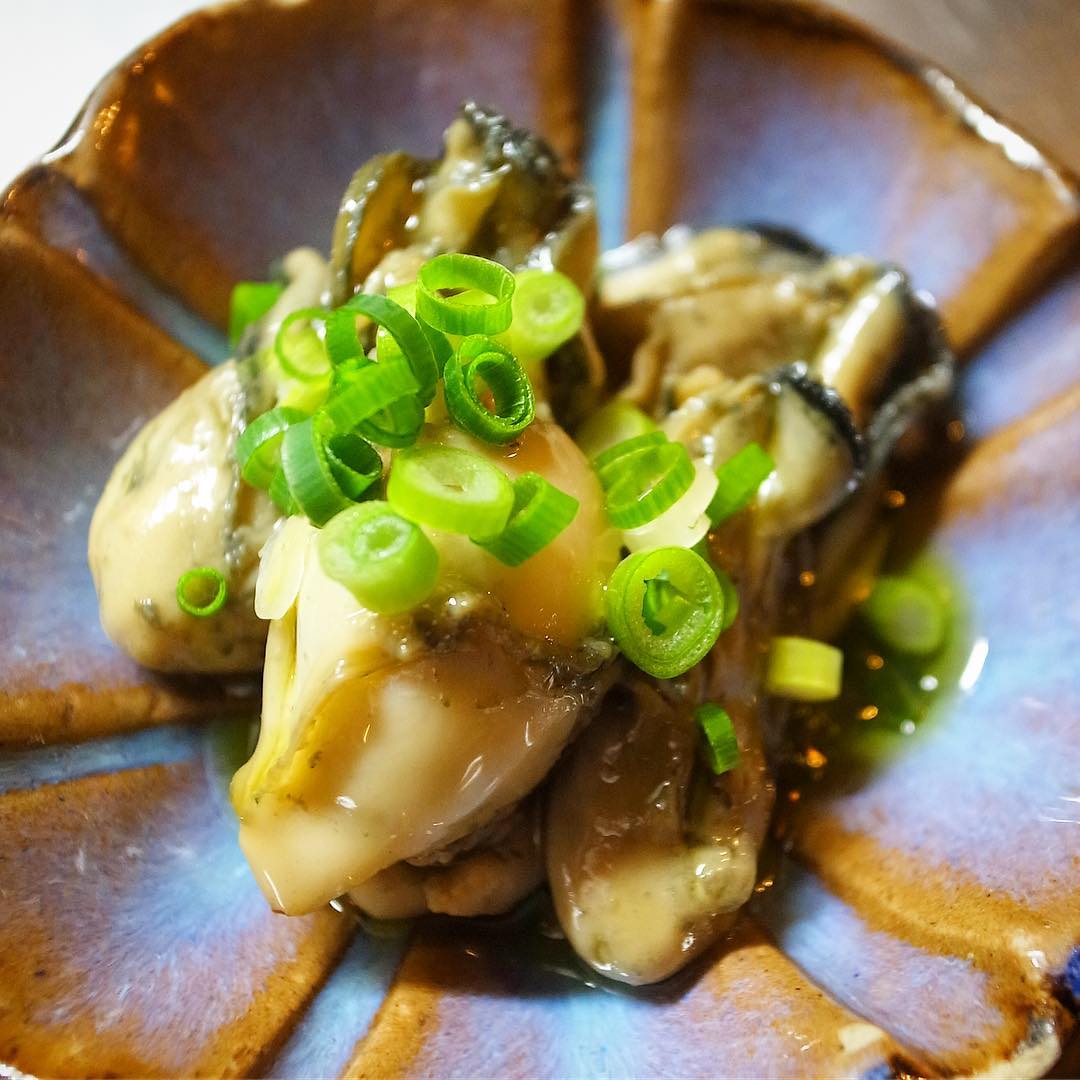 小さいけれど冬の至福は久しぶりに登場です「牡蠣のオイル漬け」！旨味も滋養も満点ですよ！ワタクシもたまにはたべたいですよ！（もちろんプリン体も満点だよなぁ…苦笑）（お）