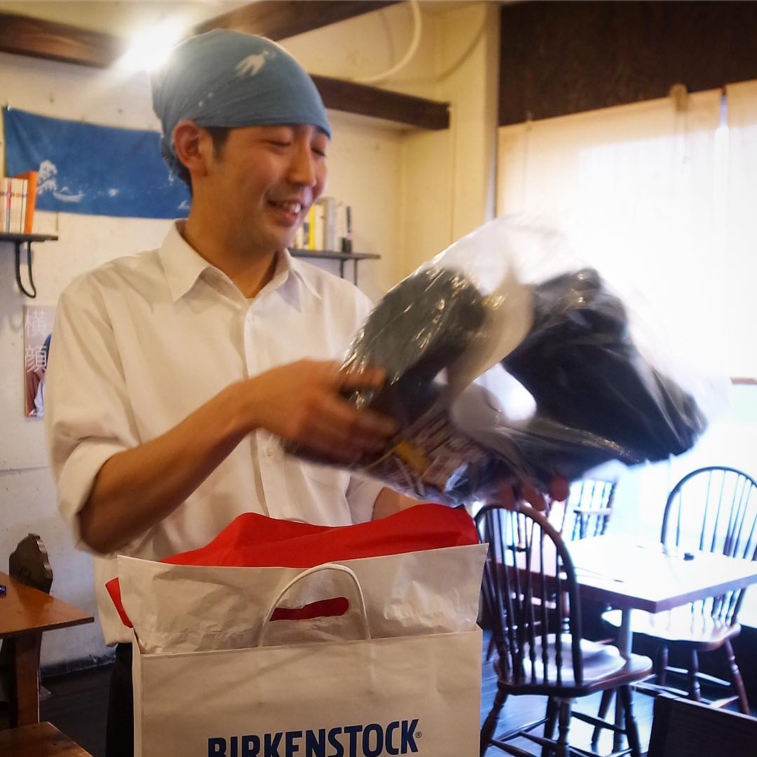 スタッフ有志のみなさんからのプレゼントは長靴！…って先日の東京大雪の際、メッシュのスニーカーをビショビショに濡らして出勤して来たナベさんをみんなが不憫に思ったからでありましょう（苦笑）（お）