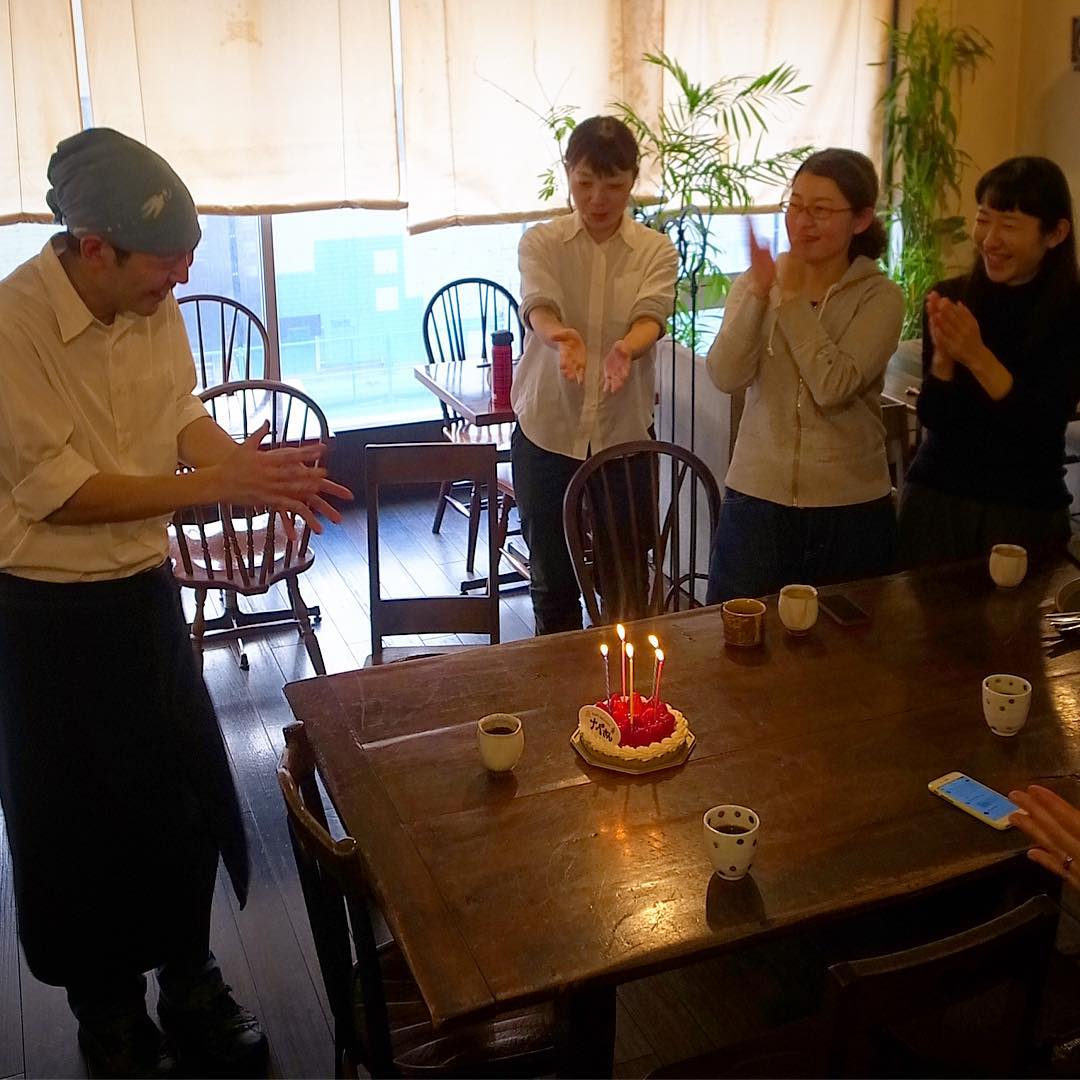 当店お昼のホームページ更新でナベさんのお誕生日を知ったささぽんがわざわざすてきなケーキを買って来てくれました！って、そんな誕生日、大人になってからは特にほとんどないよなぁと、うらやましいねー、ナベさん、ヨカッタねぇ（笑）（お）