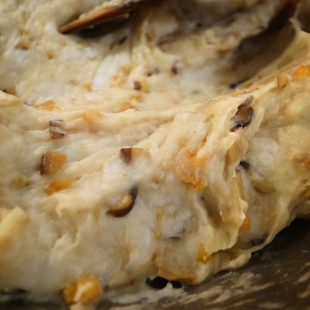 小春日和はあったかかったですなと、こんな日はやっぱりビールですよ！と、今夜のおススメは「里芋コロッケ」！ってまだこれあんの状態ですけど、ワタクシ的にはすでにおいしそう！（笑）蒸した里芋に干し椎茸の旨味、シャキシャキれんこん、ぷりぷりエビ！からりと揚げたてあつあつをウスターソースで！（お）