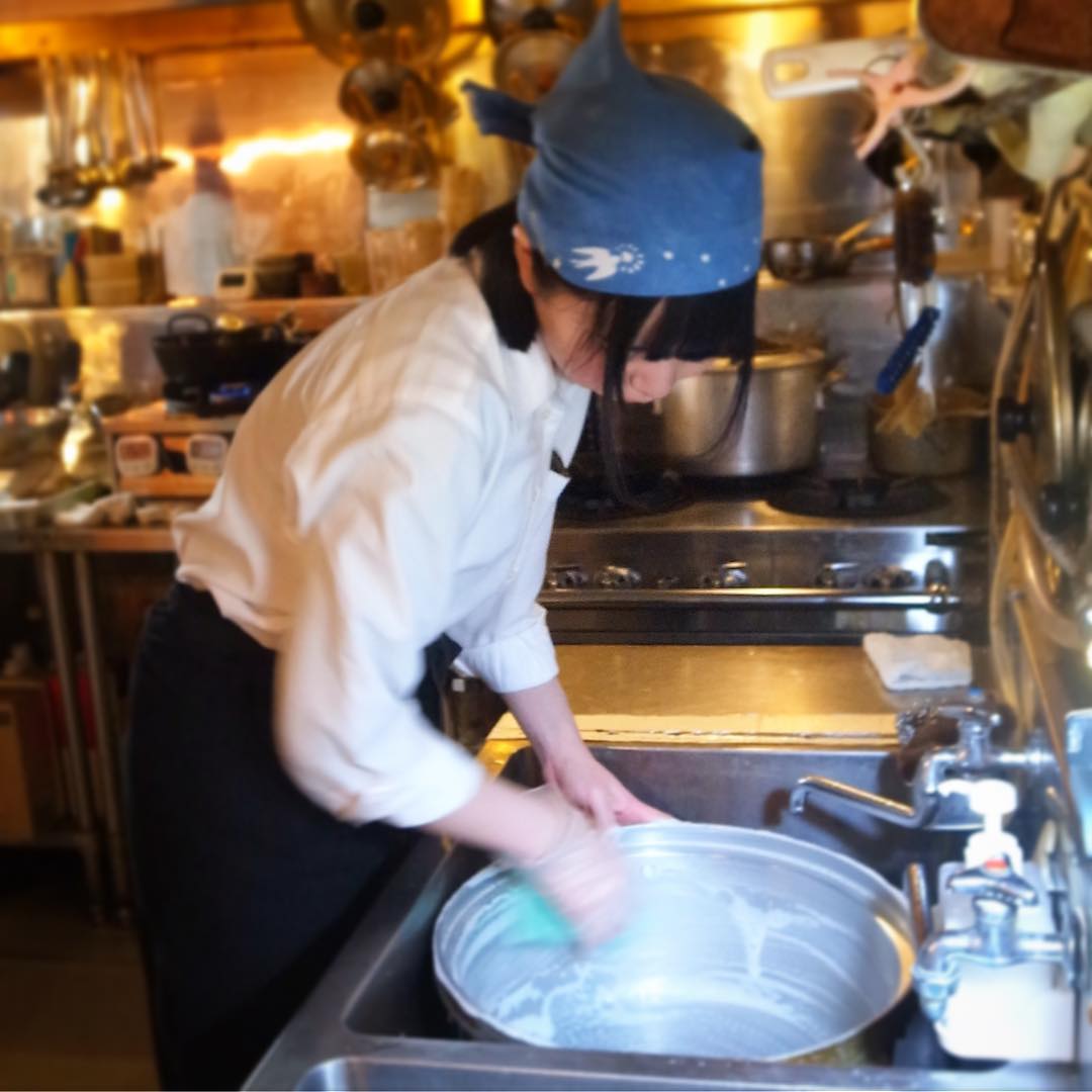 あー、こんなランチ営業中は、大学生スタッフのもっちゃんがガス炊飯器の釜を洗える（通称「釜チャンス」）というのは、つまりするっとのんびり日曜お昼時ということな訳だけどさ（苦笑）（お）