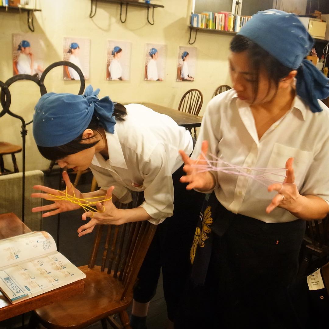 あー、土曜の夜はラストオーダーも済み…おなじみのお客さんが持って来たあやとりは「銀河」に挑戦中のぬまっちと店長ミヤザキ…って、これがすんでのところで失敗！いや、なのであとでまたやるらしいですよ（笑）（お）