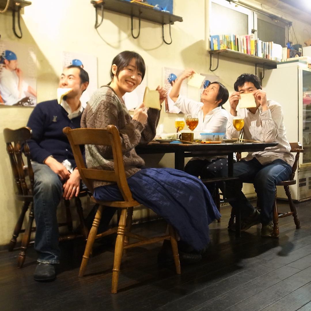 …って、いや、改めて10秒タイマーはワタクシも加えましてパチリと（笑）、えぇ、当店的にも月イチ連休直前であれこれつまみもありますよと、食パンとともに夜も更けてと（笑）（お）