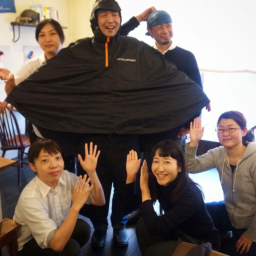 …って、考えることはみんな同じでさと（苦笑）、ワタクシドモオーナー夫婦からは自転車通勤のナベさんが悪天候でも安全に出勤出来るようにレインポンチョとこれまた防水シューズ！（笑）いや、ナベさん、今やうちにはなくてはならない大事なスタッフですからね、転けたり事故ったりしてもらっちゃ困りますからねと、39歳のお誕生日、おめでとうとともにほんのり釘も刺させていただきます！（笑）（お）