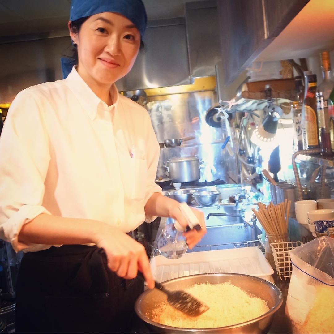 早番スタッフはにっしー、仕込み手伝いはフライ用に乾燥パン粉に水スプレー…当店的には「パン粉戻し」（水分を加えて生パン粉的にする）の作業、今日から新兵器はこのなんの変哲もないスプレーボトル、いや、これがどうして安心信頼のクオリティーはダイヤスプレー！おススメ！（笑）（お）