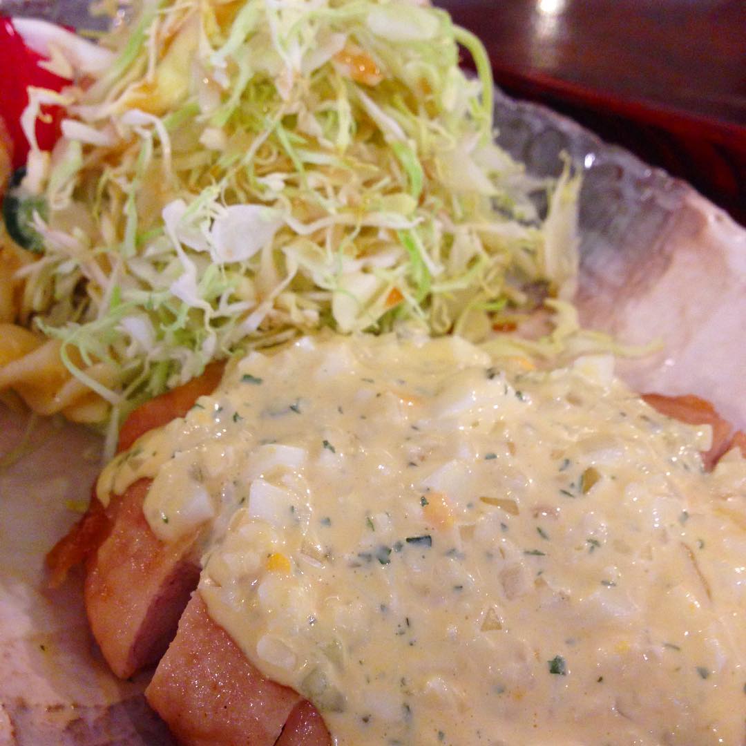 今日のまかないは「甘酢チキン タルタルソース定食」です。
ギックリ腰になってもう6日目。早く治ってと野崎八幡に今朝もお願いしてきました。(い)