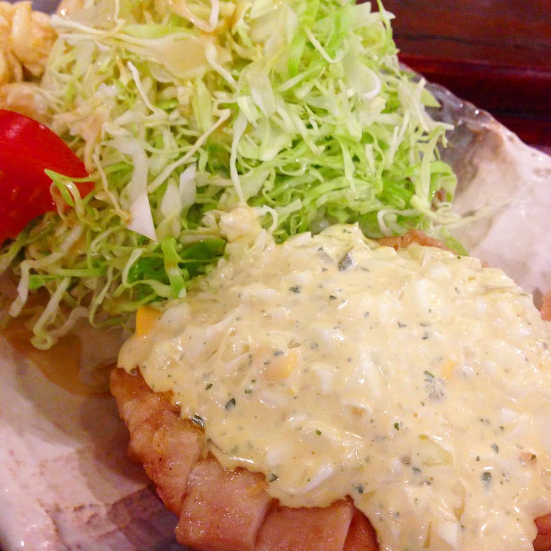 今日のまかないは「甘酢チキン タルタルソース定食」です。
今日は段取りが悪くお客様にドリンクをお出しするのが遅くなり店長とトミーちゃんをヒヤヒヤさせてしまいました。
連休明けは周りをよく見て段取り良く頑張ります。(い)