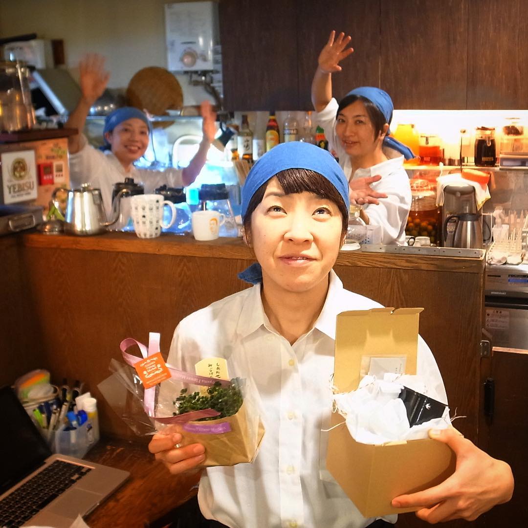 今週誕生日だった当店助っ人ホールスタッフのフユちゃん！ワタクシドモからは小さな琺瑯のマグカップを、ぬまっちからは四つ葉を探せ！なクローバーの小さな鉢を！おめでとう！またいい一年を！（お）