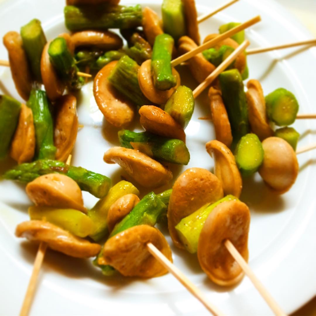 白ソーセージとアスパラソテーはピンチョス風にお出ししたりもしました。小分けされていると皆さんつまみやすいですよね。でもやっぱりガッツリ食べられるものも必要ということで、いつも通り鶏のからあげ、カリフラワーのチーズフリット、炊き込みご飯を小さなおにぎりにしてお出ししたり。毎回頭を悩ませますが、楽しいイベントでもあります。
皆さま貸切立食パーティー、ぜひリトスタで、いかがでしょう？
ご予算ご相談くださいね〜！（麻）