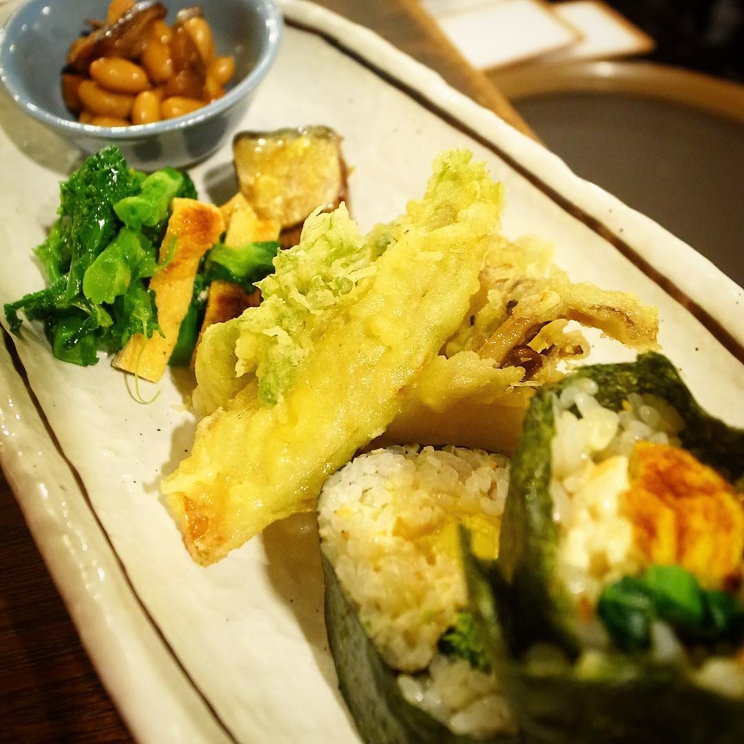 節分ですよ！と今夜初登場は「恵方巻ちょこもり」！当店オリジナル春の恵方巻（ハーフ）に節分といえば豆！の五目豆に鬼避けはいわしの山椒煮、春のおいしさは菜の花のからしあえと山菜ときのこの天ぷら！…今夜限りよ！よろしくね！（笑）（お）