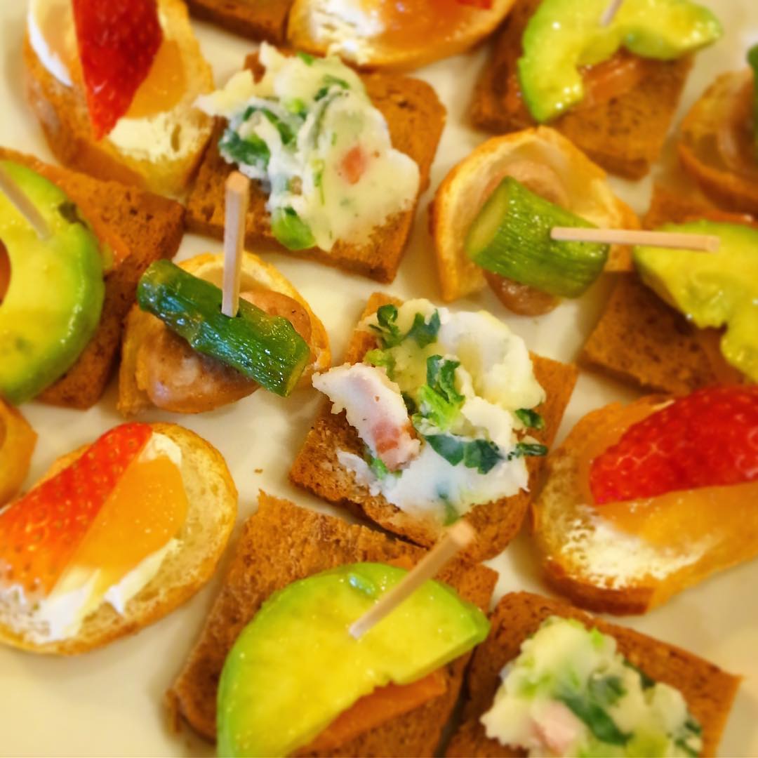 立食パーティーならではの、カナッペ。オードブルの定番ですが、あまり当たり前のものばかりだとつまらないなあと、ネタを考えたりします。
昨日の夜は、アボカドとスモークサーモンなにんにくレモンドレッシング和え、いちごと自家製りんごジャムとクリームチーズ、菜花とベーコンのブランダード風、白ソーセージとアスパラソテーを、ドイツパンやライ麦パンのカナッペでお出ししました。
ベーコンや白ソーセージは、いつもお肉をお願いしている、マイスタームラカミの美味しいものを使ってワンランク上狙いです！（麻）