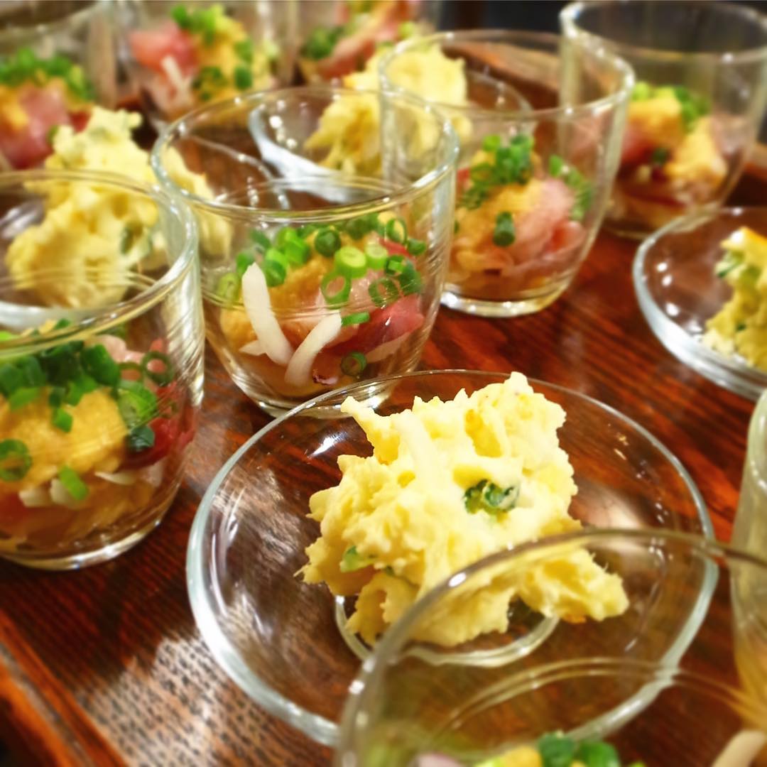 貸切立食パーティーだから、ちょっと小洒落たポテサラとブリのカルパッチョをお出ししましたよ！
立食パーティーの時は、いかに立ったままでも食べやすく盛り付けるか、ということも考えます。大皿に盛った方がわっと美味しそうか、とりわけ始めた後も美味しそうを持続させるには小さなポーションで並べた方が良いのか…。もちろん、並んでいる様が美しく楽しく美味しそう、というのがパーティーらしさを醸し出しますね。（麻）