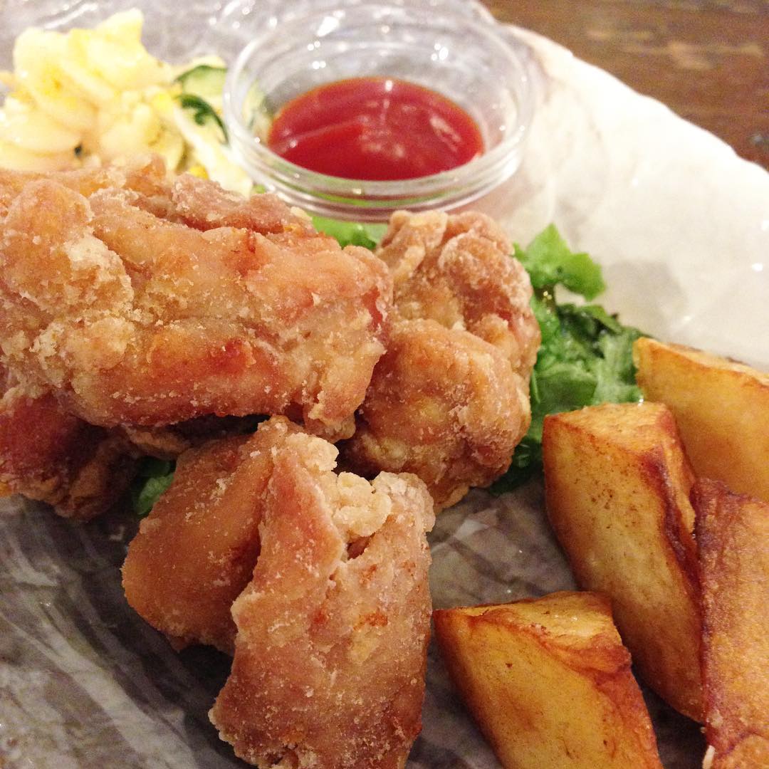 今日のまかないは「鶏のからあげとポテトフライ定食」です。
安定の美味しさです。
今日は忙しく私1人で慌てていたような気がします。落ち着け！と自分に言い聞かせました。(い)