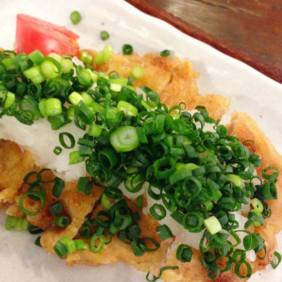 今日のまかないは「ねぎとん定食」です。
家で何度か挑戦したねぎとん。お店のように衣がサクサクにならない。
久しぶりに挑戦してみようかなと思います。(い)