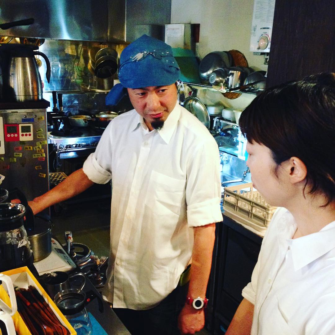 キッチンスタッフ・トミーちゃんのコーヒー修行。うめ→ニッシー→沼田さん、と段々重鎮指導になりまして、本日最終講師はokayanです。眼光が鋭い。まずはコーヒー豆からどう美味しいエキスを出すかのイメージから。私も聞いて真新しい気持ちになりました。同じ豆でもいれる人によって味が微妙に違う珈琲って面白いですね。(うめ)