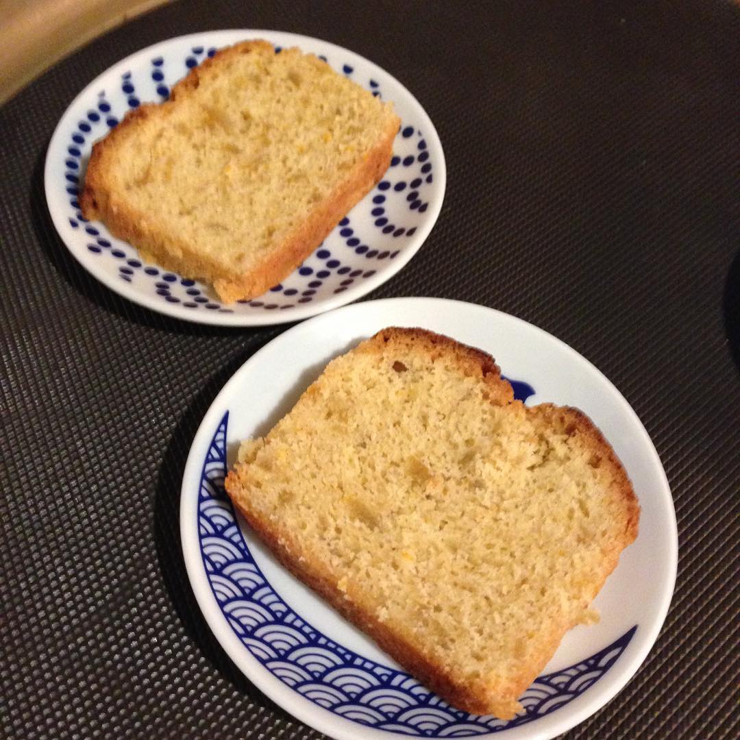 トミーちゃんがパウンドケーキを焼いてきてくれました。まかないコーヒーと一緒にいただきます。トミーちゃん、ごちそうさまです。(い)