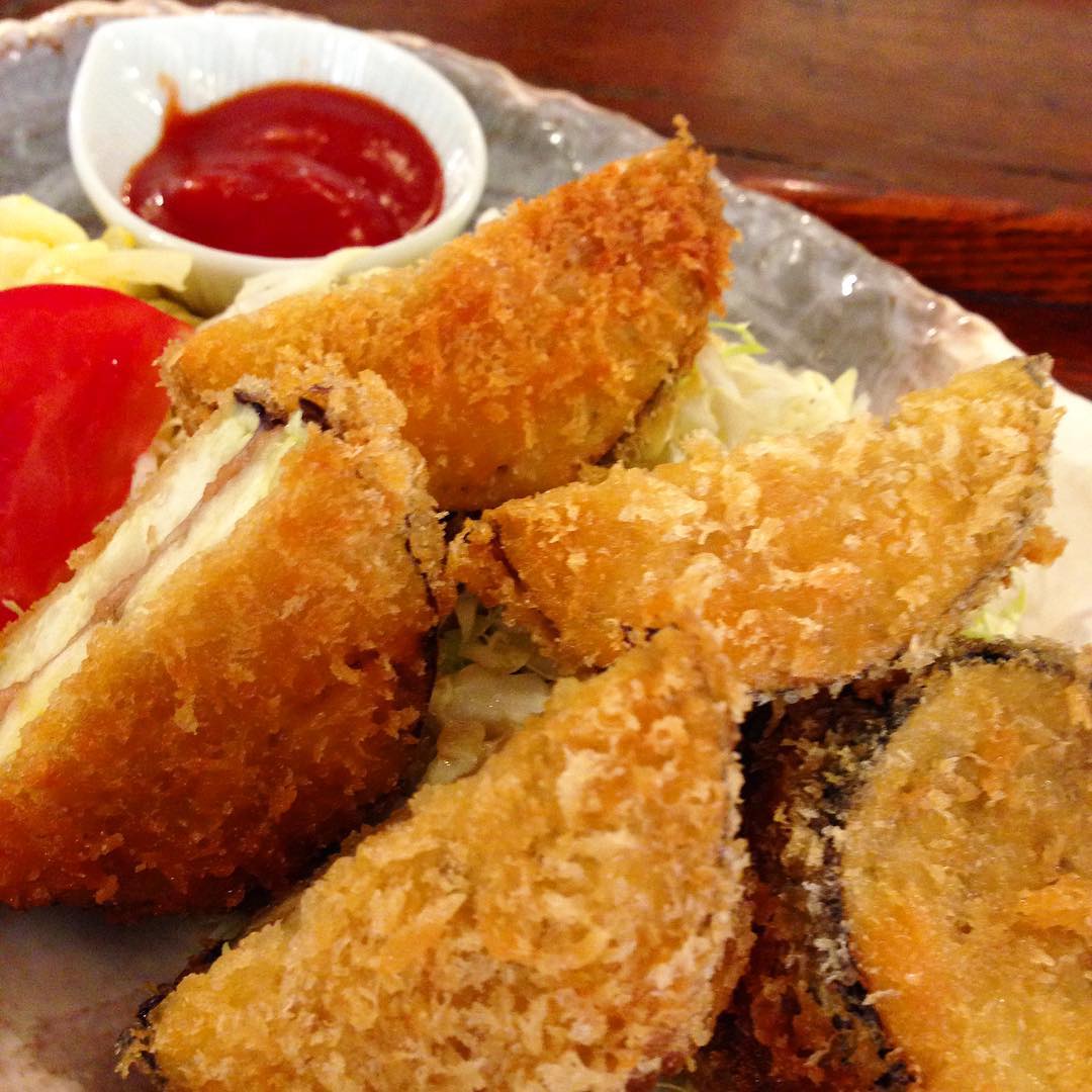 今日のまかないは「茄子のサンドフライ」でした。挟んでパン粉つけてと手間のかかるメニューですよね。作ってもらうとうれしいですよね。(い)