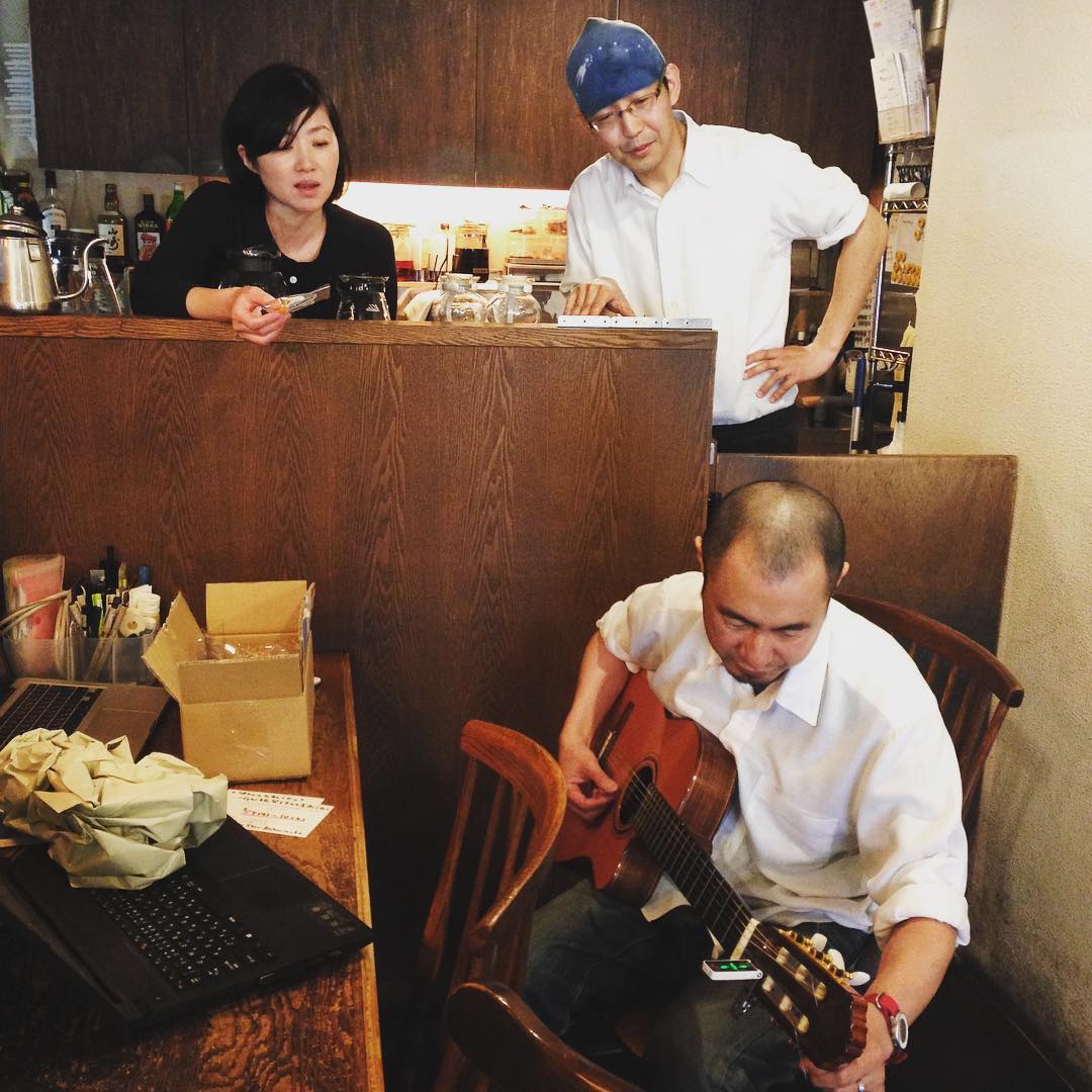 okayan、自分への誕生日プレゼントはギターの調音機？とピック？だそうです。届いたそばからそれはそれは楽しそうなokayan。そしてそれを覗き込む2人の興味津々具合が愉快です。(うめ)