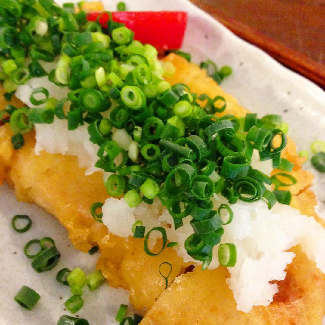 今日のまかないは「ねぎとん定食」です。 
私は食べる前にポン酢をかける衣サクサク派です。明日からまた子供達のお弁当が始まります。
頑張ろう！(い)