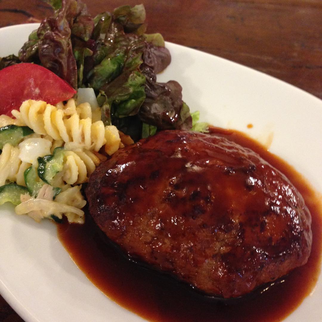 今日のまかないは「ハンバーグ」です。
今日も日替わりは早々に終わってしまいました。
日替り食べれなかったみなさん、また食べに来てくださいね。(い)