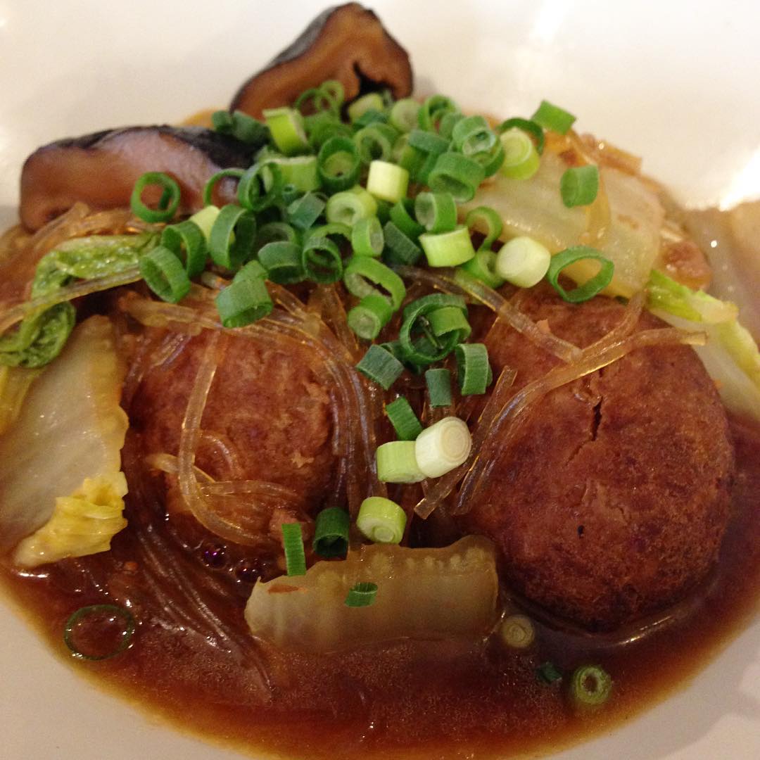 今日のまかないは「肉だんごのオイスターソース煮込み定食」です。
今日のランチは満席で何組かのお客様をお断りしてしまいました。次回は是非是非リトスタのランチを食べていただきたいです。(い)
