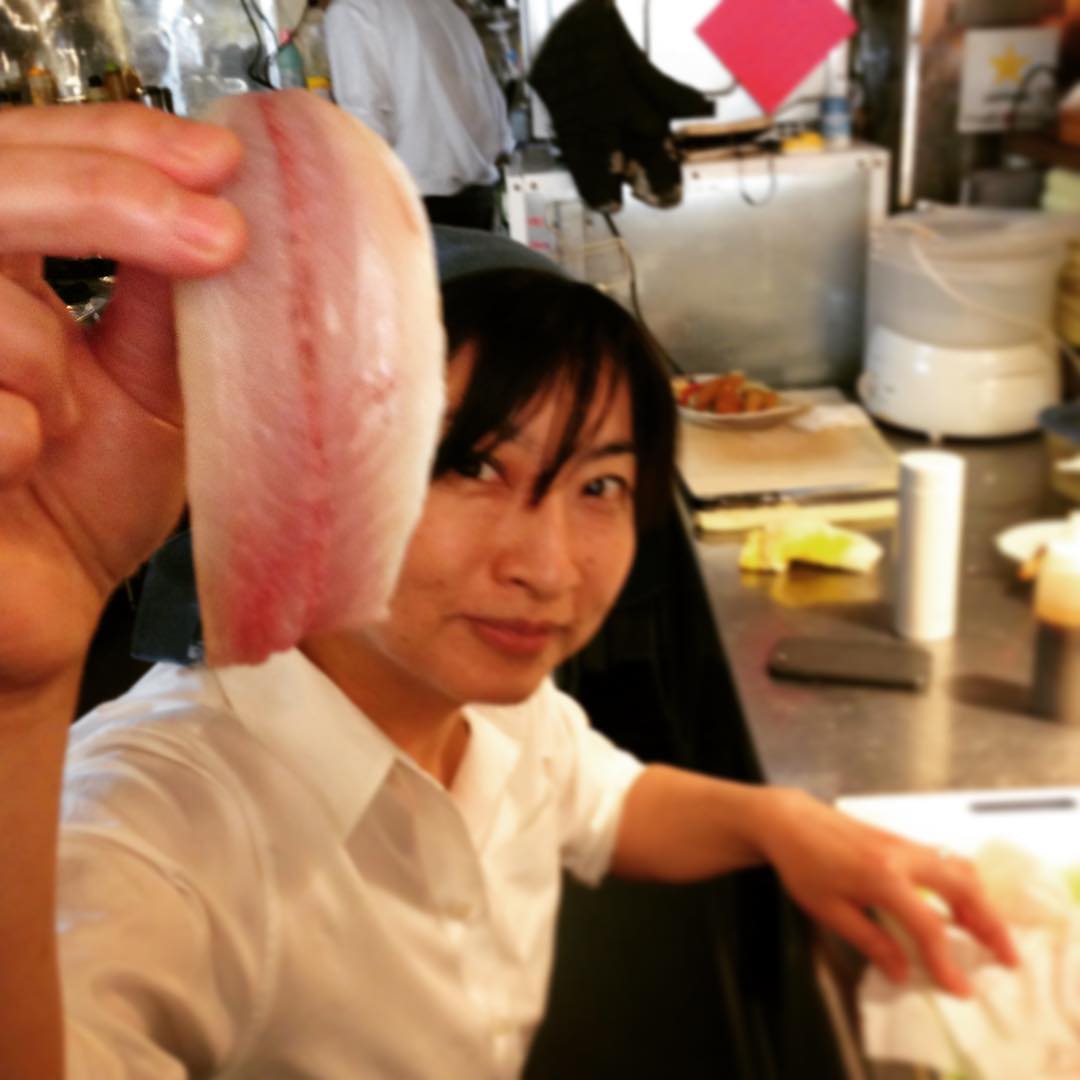 アジをさばいて小骨をピンセットで取り除く店長。このひと手間あっての美味しさなんですね。美味しくなるぞぉ！な一コマでした(うめ)