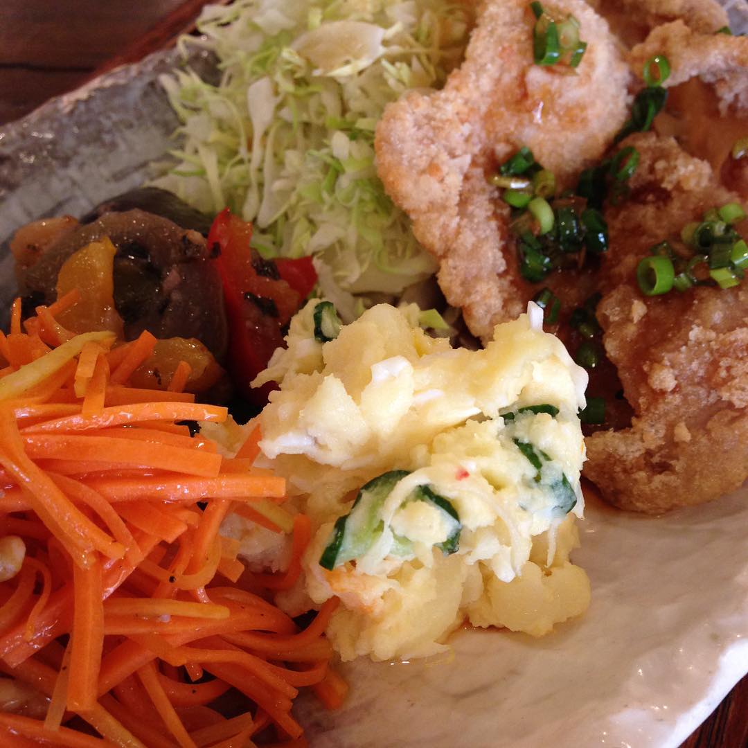 今日のまかないは「豚からちょこもり」です。
土日とたくさんのお客様にリトスタのゴハンを食べていただけて良かったです。明日は定休日。火曜日のランチ おまちしております。(い)