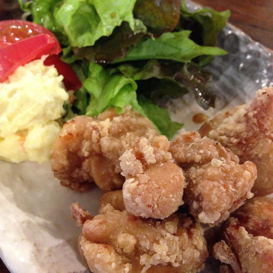 今日のまかないは「鶏のから揚げ定食」です。
明日からまたお弁当が始まります。から揚げでも…と思ってましたが自分が食べちゃったので変更です。迷う…(い)