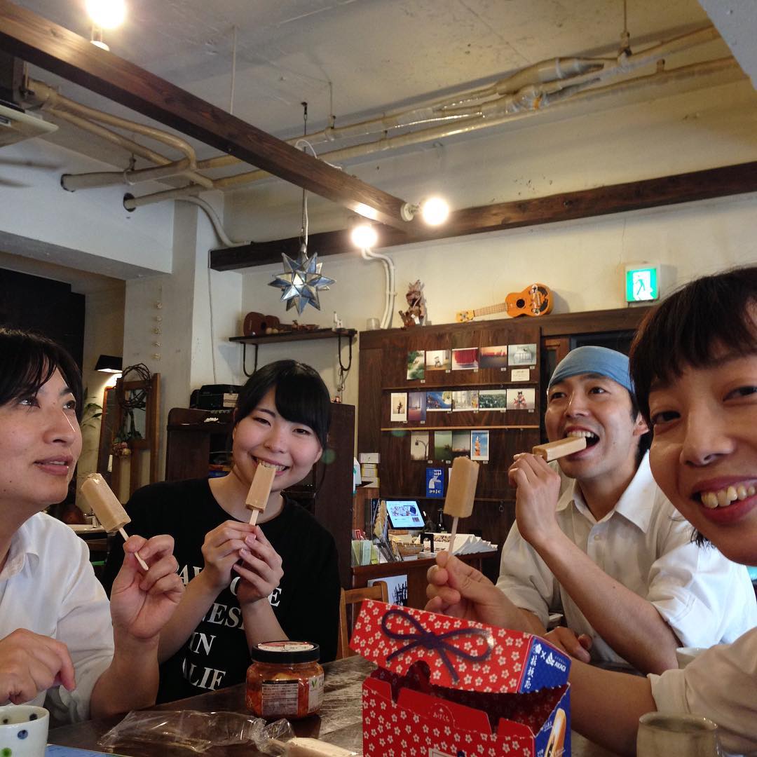 まかないのあとは、okayanが買ってきたくれたおやつ、信玄餅アイスバー。このアイス、おぉ美味しいですよ！コクがあるのにさっぱり。ランチでハァハァしたあと至福です。美味しいものは幸せです(うめ)