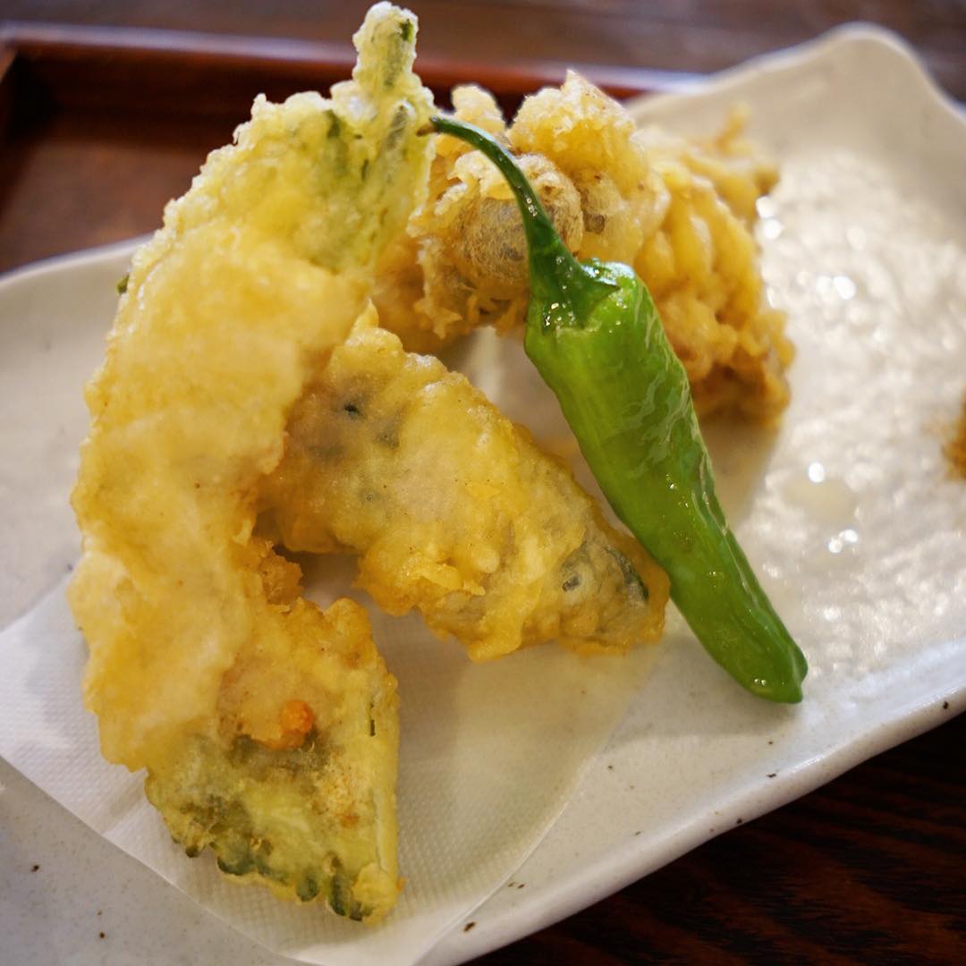 さてと夏はやっぱりゴーヤでしょ！と今夜のビールのお供は「ゴーヤときのこの豚肉巻き揚げ」！いや、夏の栄養満点野菜はゴーヤにぷりぷりきのこ、ビタミンBたっぷりの豚肉できゅっと巻いたら、からり揚げたてあつあつをカレー塩で！（お）