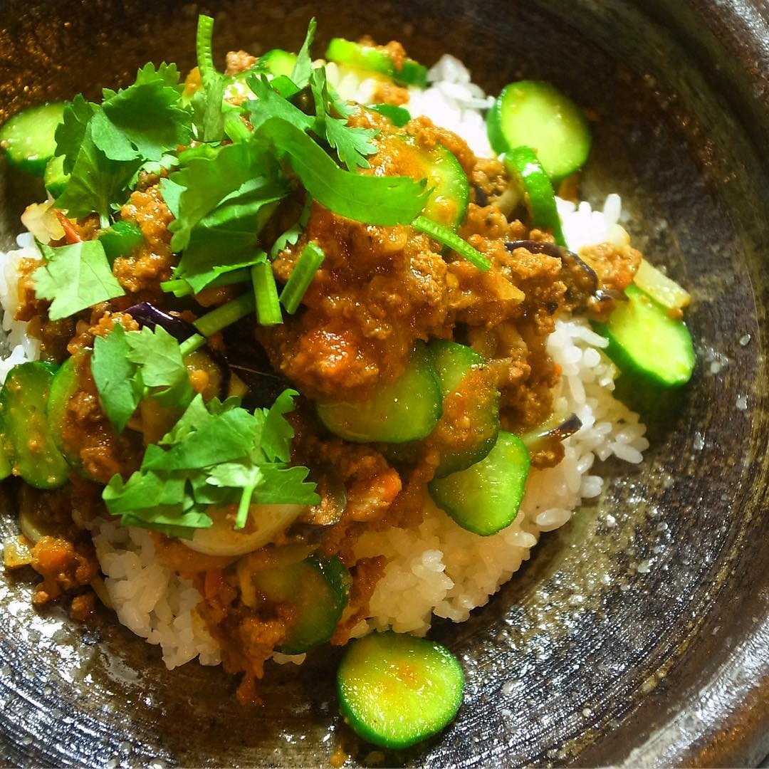 さてと昨夜からすでにスタートは今週のとっておきメニューは「茄子ときゅうりのフレッシュキーマカレー」！しっかり旨味の牛ひき肉にたまねぎトマトのスパイシーなキーマカレーは塩もみきゅうりの歯ごたえがアクセント！今夜もサクレツ必至！？（笑）ぜひぜひ！（お）