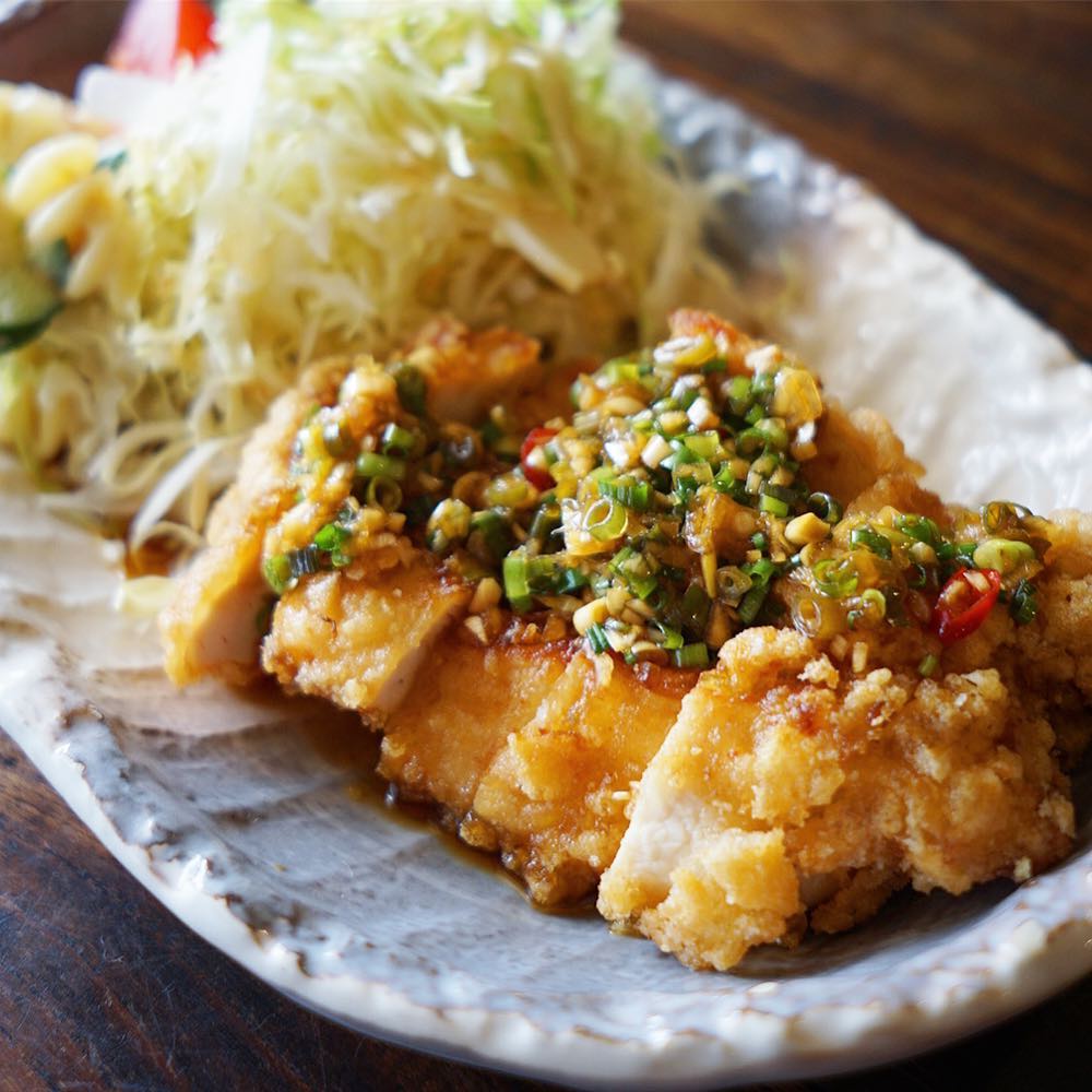 さてと今日の日替わりランチはおなじみ「鶏のから揚げ・中華香味だれ定食」でありましたが、いや、敢えての鶏もも肉のから揚げがスパイシーな酸味の特製中華香味だれにあうのですよと、えぇ、ワタクシ多くのお客さん同様、このたれの熱烈愛好家！（笑）今夜のメニューでは「レタスと塩豚の酢蒸し」の仕上げに使われてますよ！ぜひぜひ！（笑）（お）